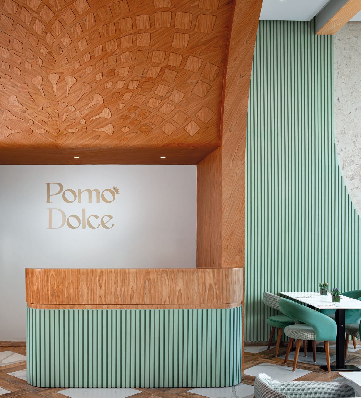 Table setting and decor at Pomo Dolce