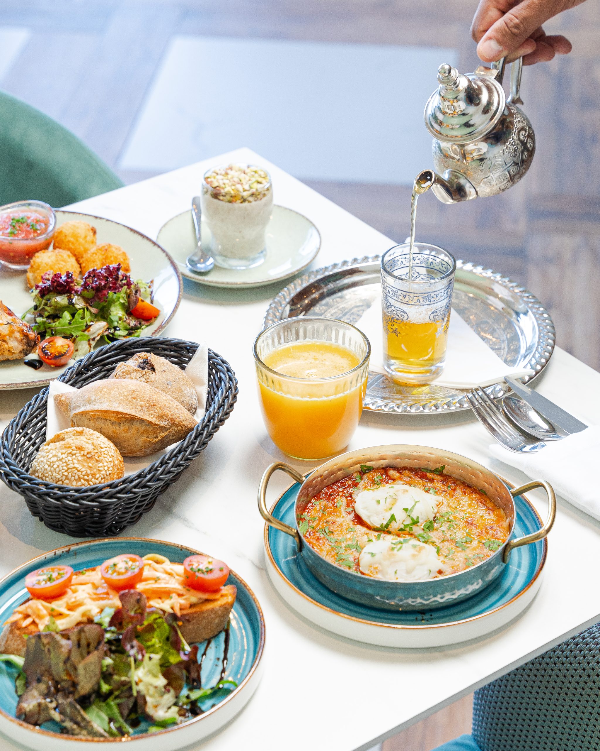Table de brunch marocain servie chez Pomo Dolce