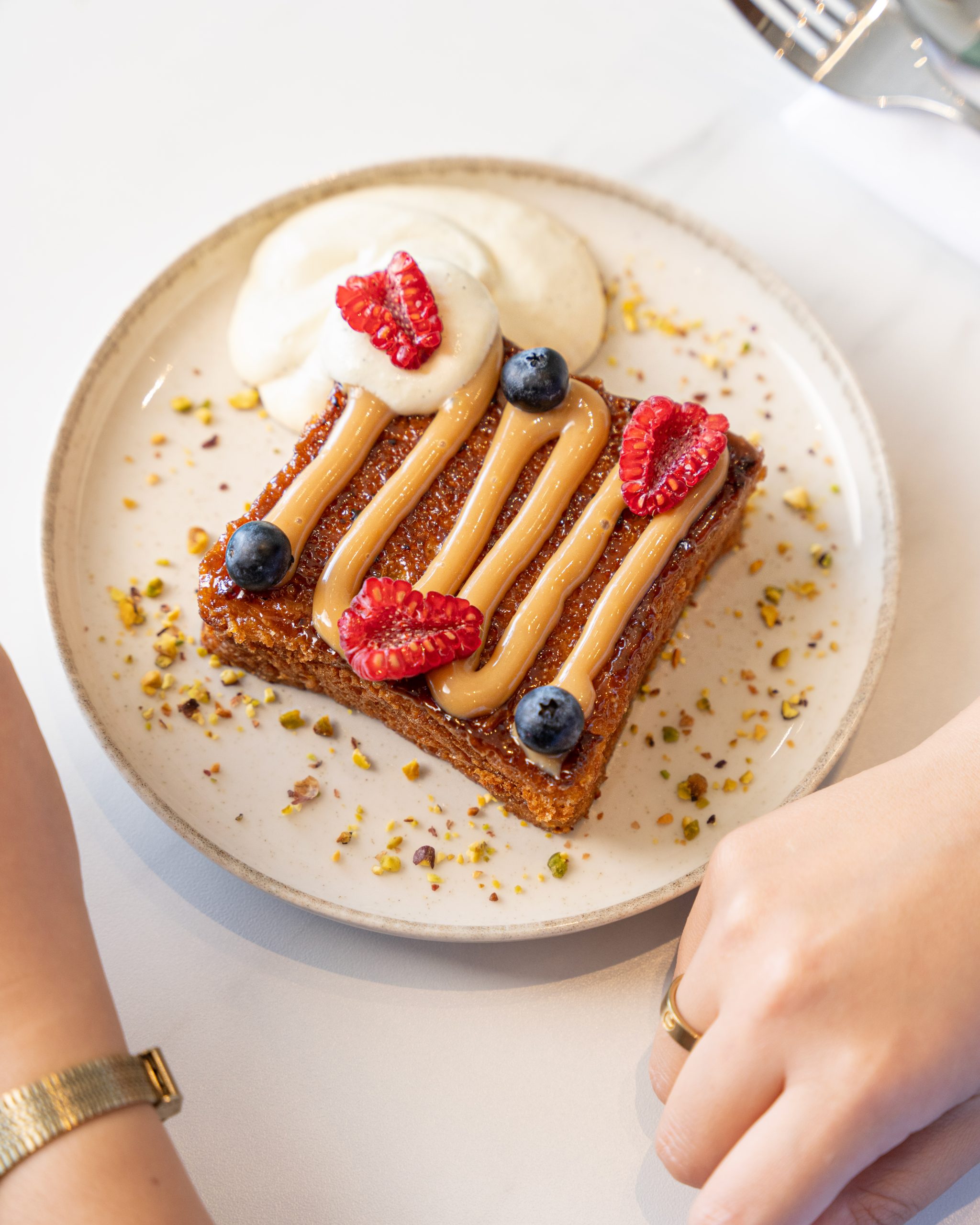 Pain perdu caramélisé aux fruits rouges chez Pomo Dolce