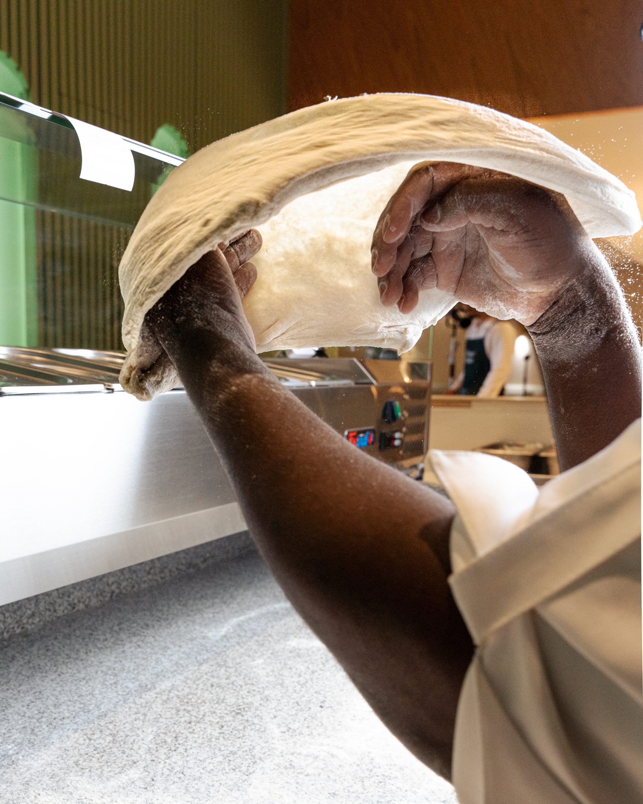 Préparation artisanale de pâte à pizza chez Pomo Dolce